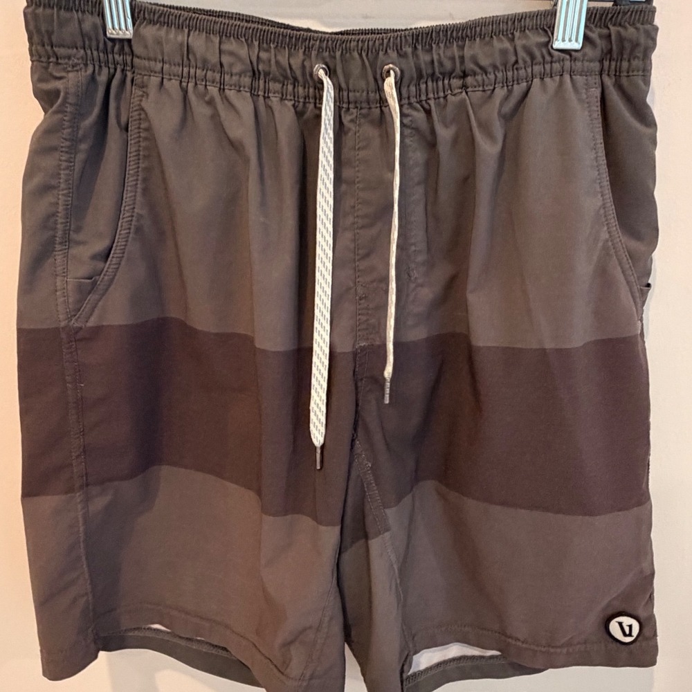 Vuori Kore Color Block Shorts Mens Medium Gray Lined Performance V302